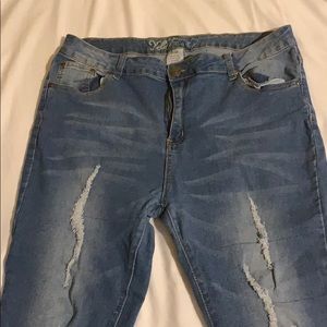 Skinny distressed jeans stretchy material.